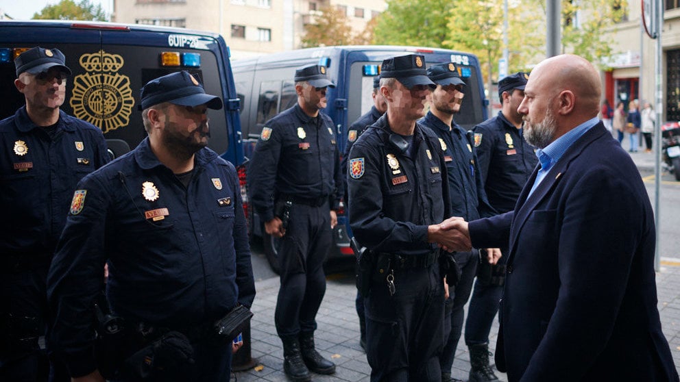 El Delegado del Gobierno en Navarra recibe a los policías nacionales desplegados en Barcelona. PABLO LASAOSA 1