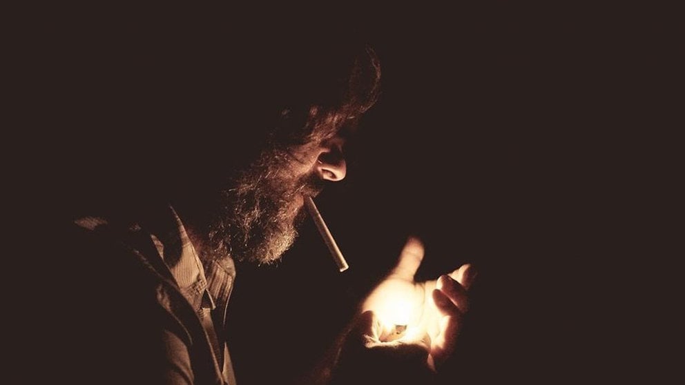 Un hombre enciende un cigarrillo ARCHIVO
