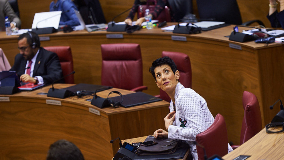 Elma Saiz, consejera de hacienda, durante el pleno parlamentario. MIGUEL OSÉS