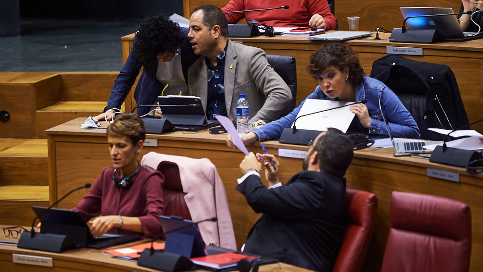 Grupo parlamentario socialista durante el pleno parlamentario. MIGUEL OSÉS