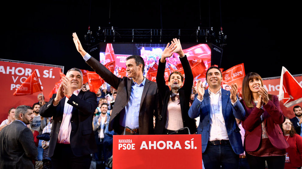 Pedro Sánchez junto a Maite Esporrín, Toni Magdaleno, Santos Cerdán y María Chivite en mitin electoral en Pamplona. PABLO LASAOSA 1