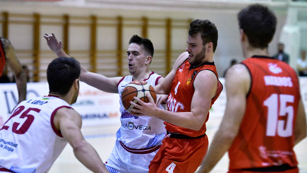 El Basket Navarra se enfrenta al Clavijo Logroño en Pamplona. PABLO LASAOSA 18