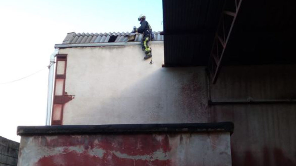 Un bombero trabaja en la retirada de una estructura en el tejado de una nave abandona en Tafalla BOMBEROS DE NAVARRA