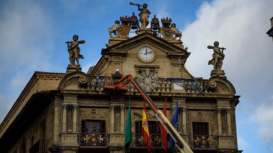 Colocación de las luces de navidad en la fachada del Ayuntamiento de Pamplona. MIGUEL OSÉS_4