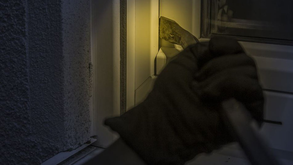 Un ladrón trata de entrar en una vivienda de noche ARCHIVO