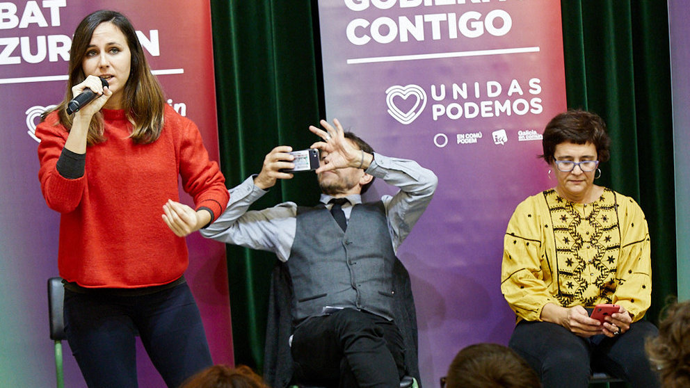 Acto de cierre de campaña de Unidas Podemos con la presencia Juan Carlos Monedero y las candidatas al Congreso y al Senado, Ione Belarra y Neniques Roldán. IÑIGO ALZUGARAY