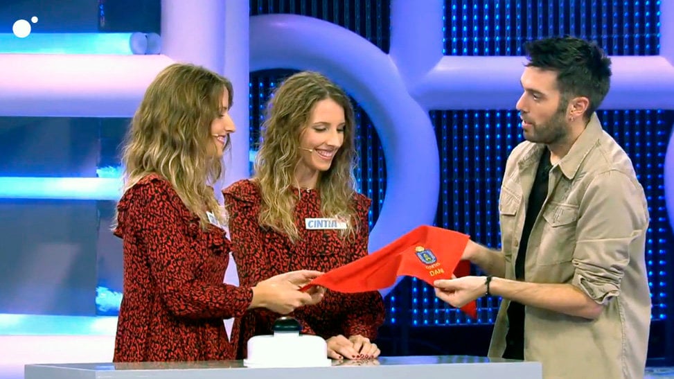 Las gemelas navarras Carla y Cintia Pueyo Borobia entregan un pañuelico de Cortes a Dani Martínez, el presentador del programa..