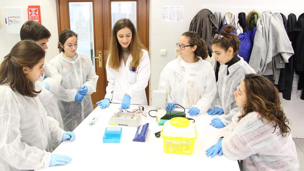 Un grupo de jóvenes, en un sesión práctica en el laboratorio de Ciencias durante la Jornada de Puertas Abiertas de la Universidad de Navarra CEDIDA