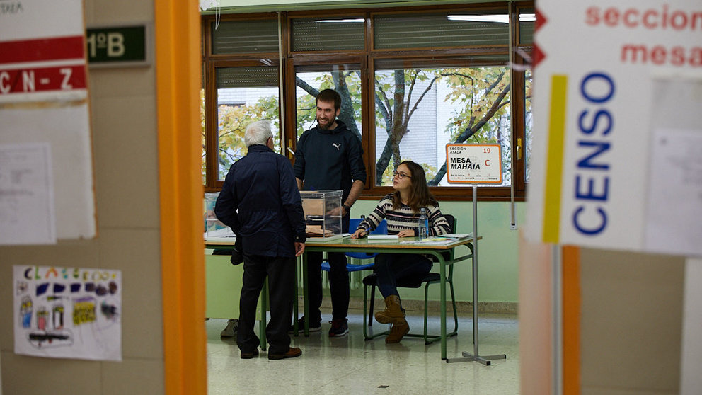 Jornada electoral del 10-N en el CP Ermitagaña de Pamplona. IÑIGO ALZUGARAY