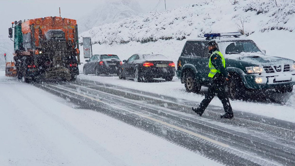 La Guardia Civil atiende a varios coches atrapados por las intensas nevadas CEDIDAS
