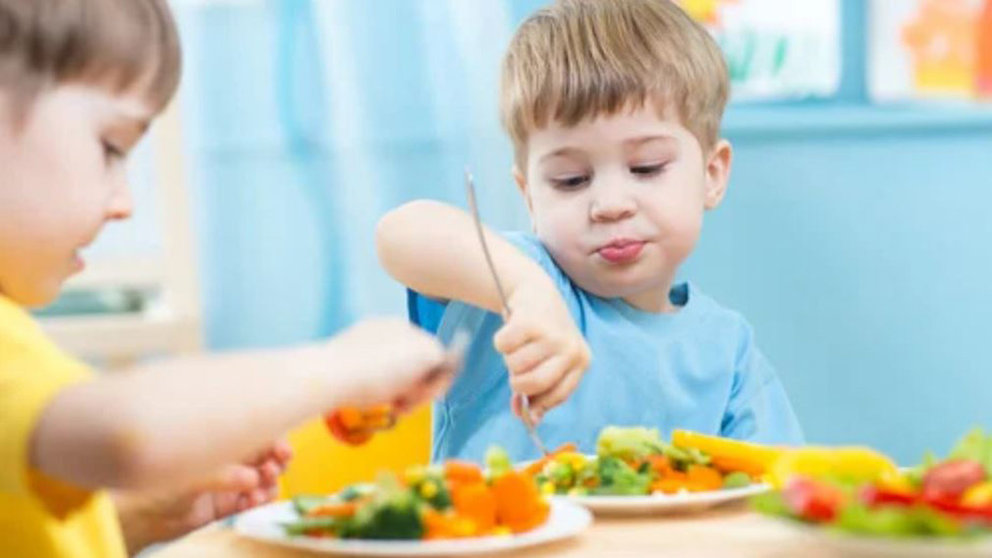 Niños comiendo verdura ARCHIVO
