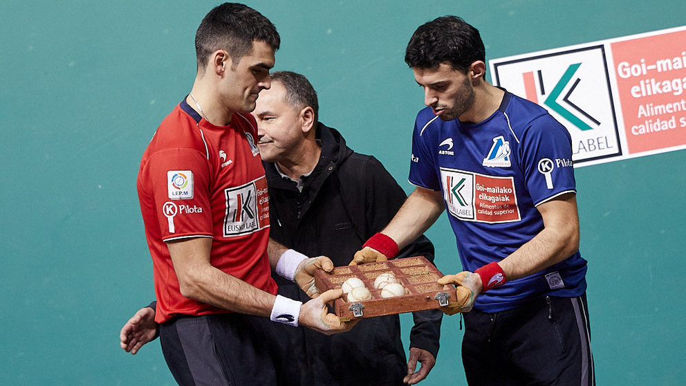 Joseba Ezkurdia y Jokin Altuna eligen el material con el que disputarán la final del Campeonato del Cuatro y Medio de Pelota en el Navarra Arena. IÑIGO ALZUGARAY