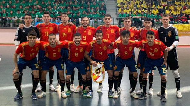Selección española de fútbol sala sub-21 en Portugal. Closas es el segundo de pìe por la derecha. Cedida.