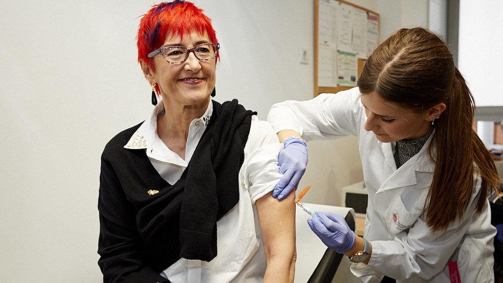 La consejera de Salud, Santos Induráin, recibe la vacuna de la gripe en el Centro de Salud del II Ensanche de Pamplona. IÑIGO ALZUGARAY