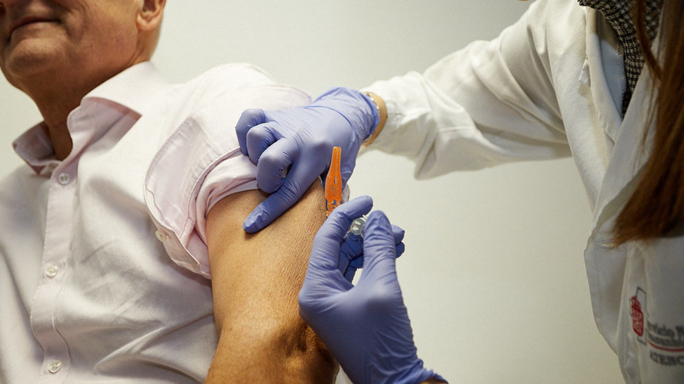 Una persona recibe la vacuna de la gripe en el Centro de Salud del II Ensanche de Pamplona. IÑIGO ALZUGARAY