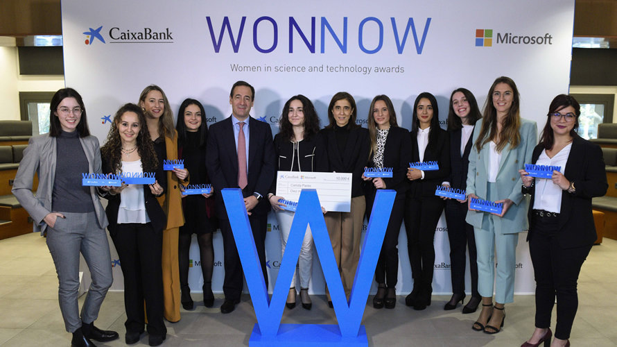 Las ganadoras de la segunda edición de los Premios WONNOW, con el consejero delegado de CaixaBank, Gonzalo Gortázar, y la presidenta de Microsoft España, Pilar López. CEDIDA