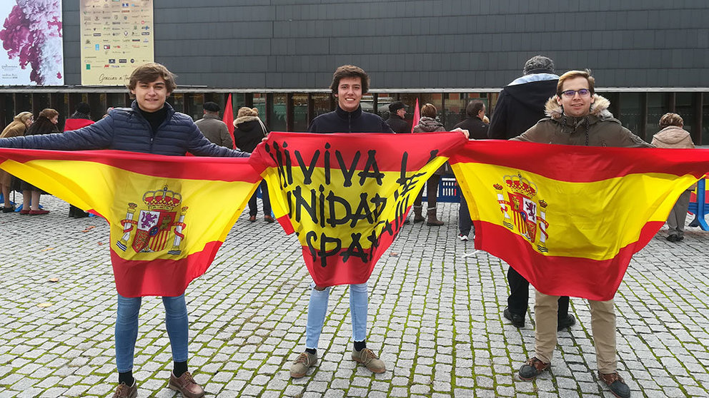 Los tres jóvenes que han sido increpados por la manifestación antimonárquica al enseñarles las banderas de España. NAVARRA.COM