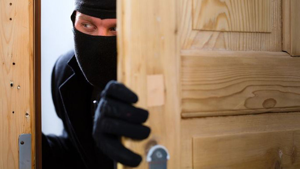 Un ladrón entra en una vivienda para robar ARCHIVO
