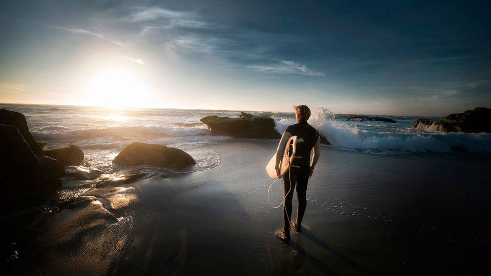 Un surfista en una playa. ARCHIVO