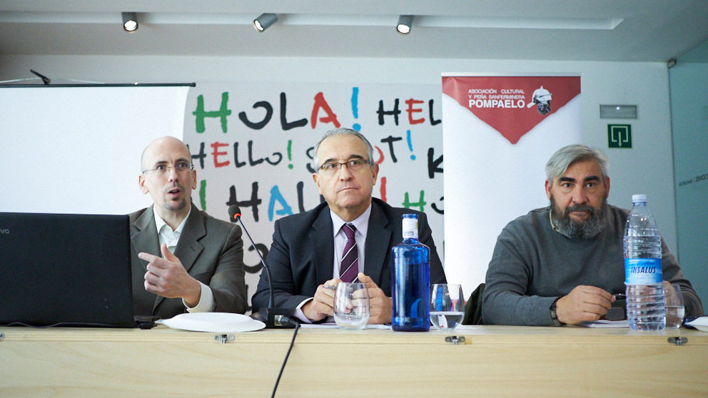 El Alcalde de Pamplona, Enrique Maya y representantes de la PAH (Plataforma de Afectados por la Hipoteca) participan en una charla organizada por la Asociación Pompaelo. PABLO LASAOSA