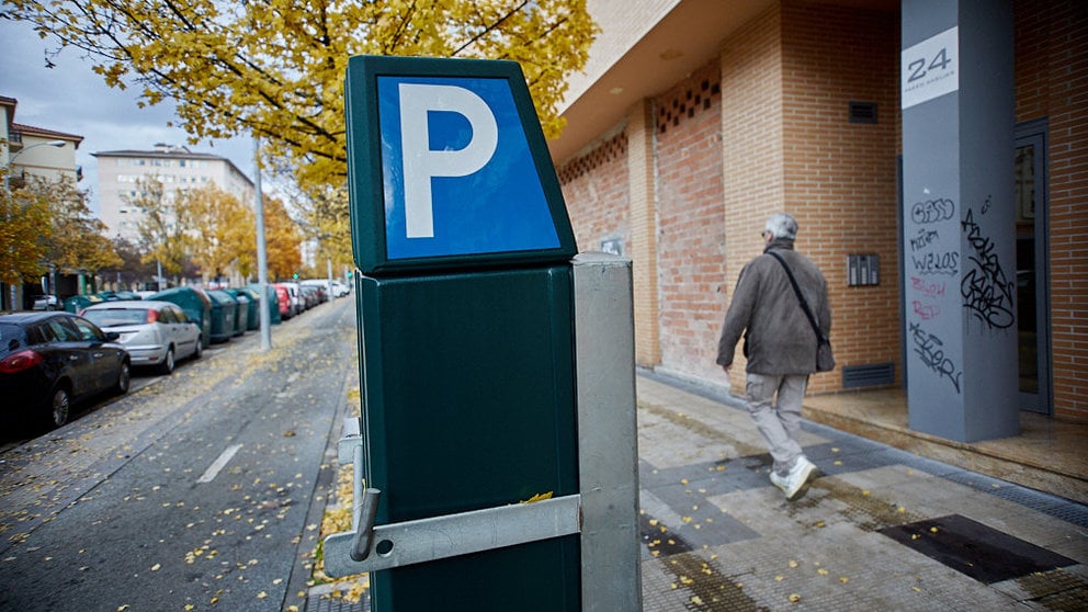 Implantación del estacionamiento regulado, conocido como 'Zona Azul', en el barrio de la Rotxapea de Pamplona. IÑIGO ALZUGARAY