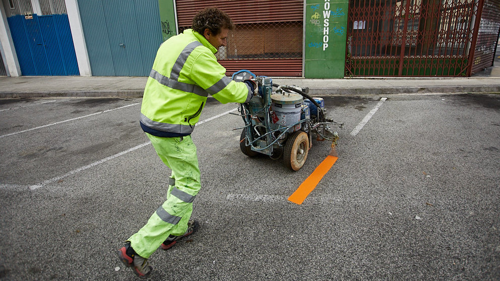 Tareas para la implantación del estacionamiento regulado, conocido como 'Zona Azul', en el barrio de la Rotxapea de Pamplona. IÑIGO ALZUGARAY