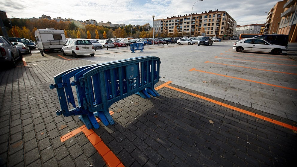 Implantación del estacionamiento regulado, conocido como 'Zona Azul', en el barrio de la Rotxapea de Pamplona. IÑIGO ALZUGARAY