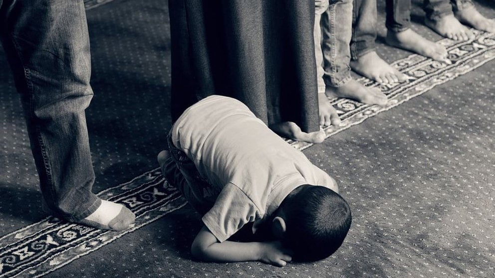 Un niño musulmán rezando ARCHIVO