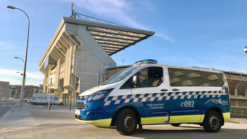 Un vehículo de Policía Municipal junto al estadio de El Sadar de Osasuna en Pamplona. ARCHIVO