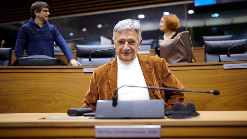 El Senador autonónico por Navarra, Koldo Martínez, de Geroa Bai, en su escaño del Parlamento. PABLO LASAOSA