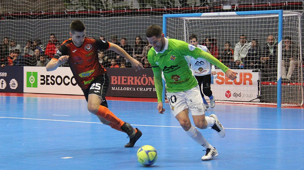 Iñigo Martínez presionando a un rival del Palma Futsal en Tudela. Cedida.