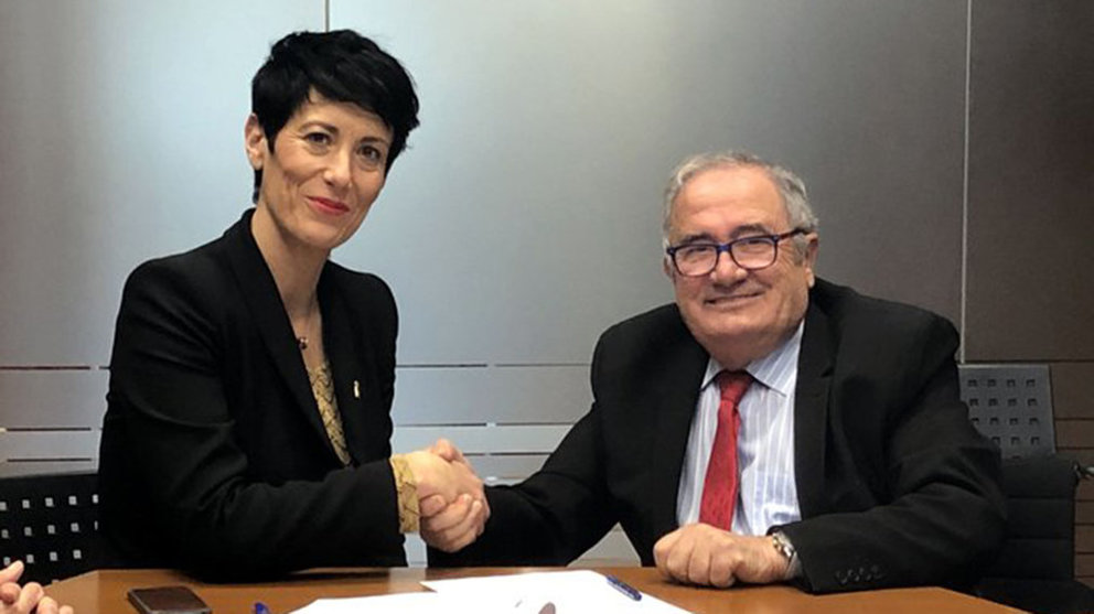 Elma Saiz y Luis Sabalza se dan la mano en el acto de firma de los documentos del aval de 16 millones de euros. @noticiasgob_na.