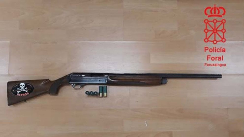 La escopeta del denunciado por cazar en el parque natural del Señorío de Bértiz POLICÍA FORAL