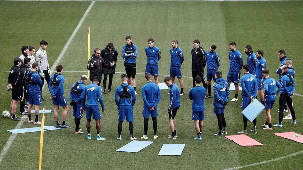 Arrasate habla con los jugadores de Osasuna en un entrenamiento en El Sadar EFE.