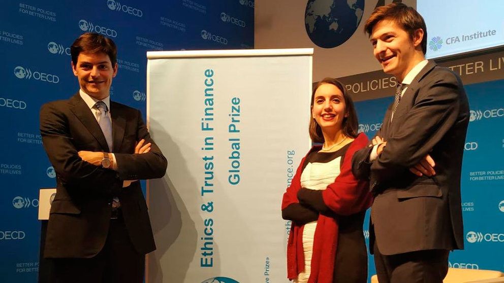 Andrea Roncella, Marta Rocchi y Luca Roncella, tras recibir el premio en la OCDE. CEDIDA