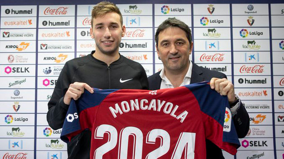 Moncayola y Braulio sostienen la camiseta con el número 2024 CA Osasuna