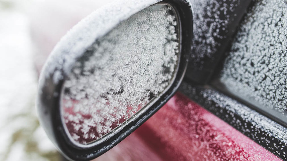 Un vehículo congelado por el frío después de toda una noche aparcado en el exterior. ARCHIVO.