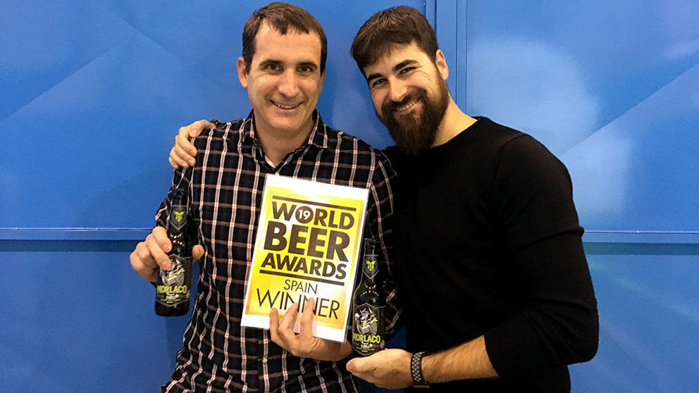 Asier y David posan con el premio World Beer Awards celebrado en Londres. ARCHIVO