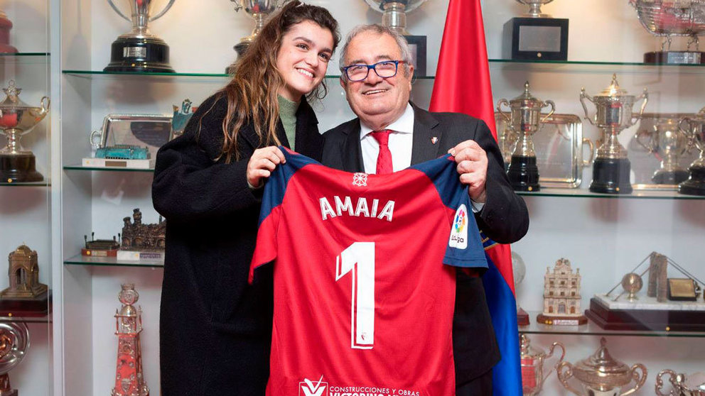 La cantante Amaia Romero junto al presidente de Osasuna, Luis Sabalza. FACEBOOK