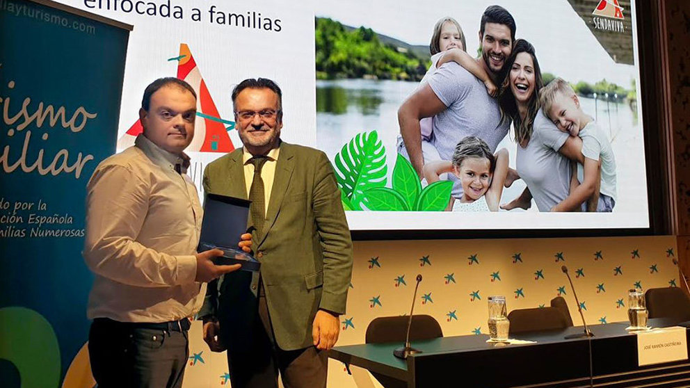 Entrega de un premio a Sendaviva otorgado por la Federación Española de Familias Numerosas CEDIDA