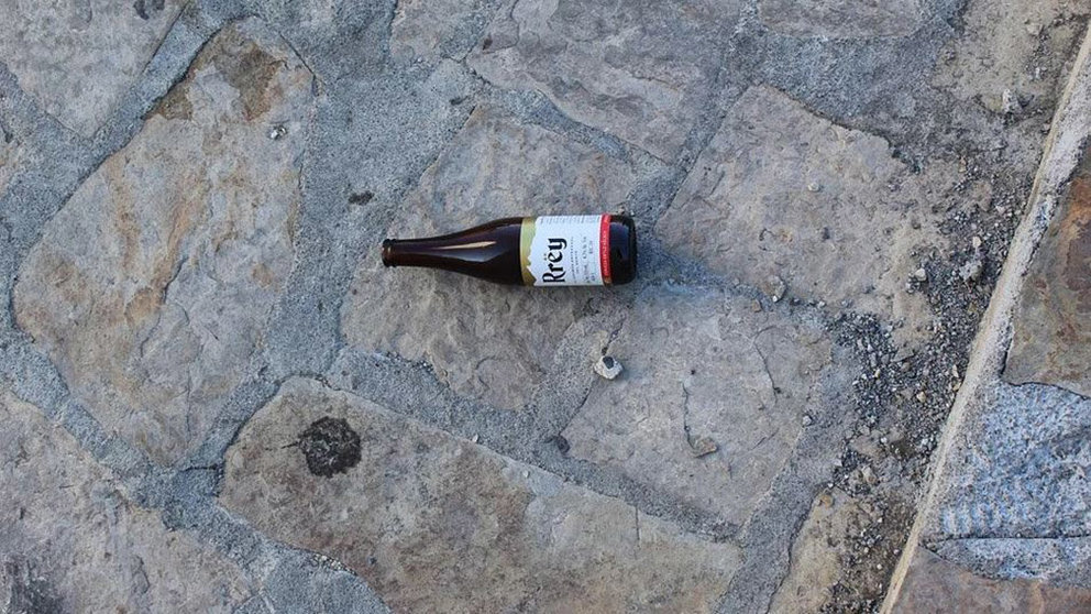 Una botella de alcohol en el suelo ARCHIVO