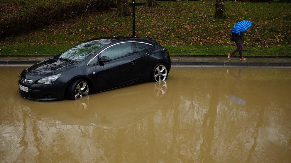 Un coche a merced del agua en Pamplona. PABLO LASAOSA