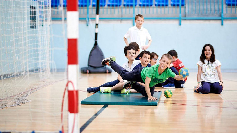 Equipo de escolares juegan a balonmano en uno de los programas de multiactividad del colegio Maristas CEDIDA