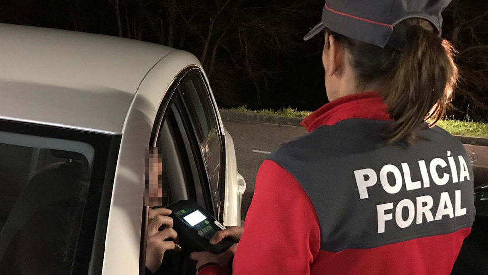 Una Policía foral realiza una prueba de consumo de alcohol a un conductor POLICÍA FORAL