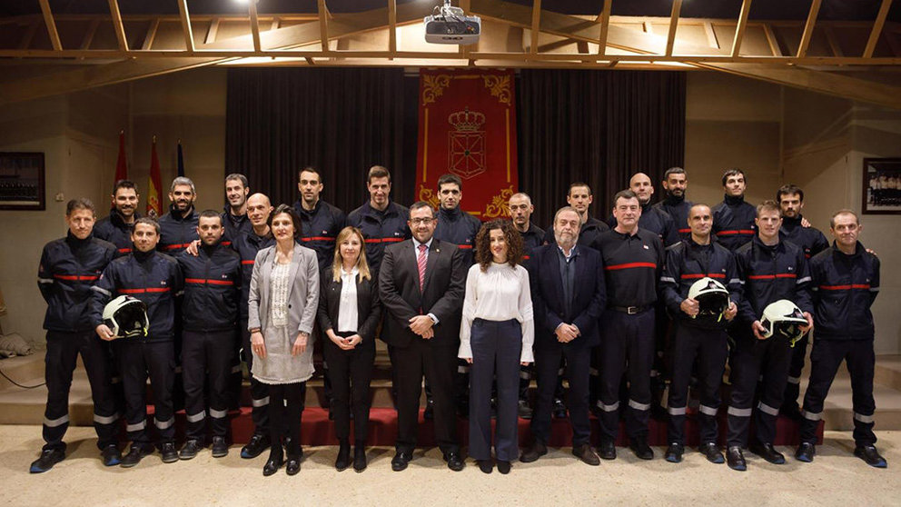 El consejero Remírez juntoa los 17 nuevos bomberos GOBIERNO DE NAVARRA