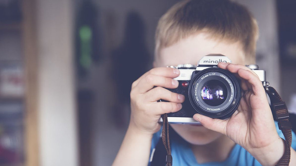 Un niño sacando una fotografía con una cámara ARCHIVO