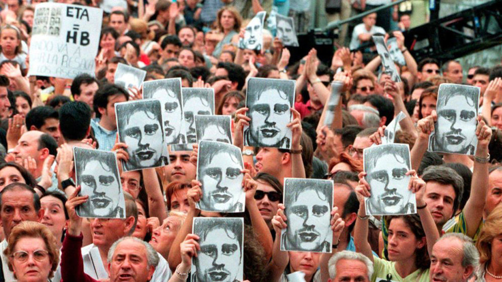 Manifestación de ciudadanos contra el secuestro de Miguel Ángel Blanco por parte de ETA ARCHIVO