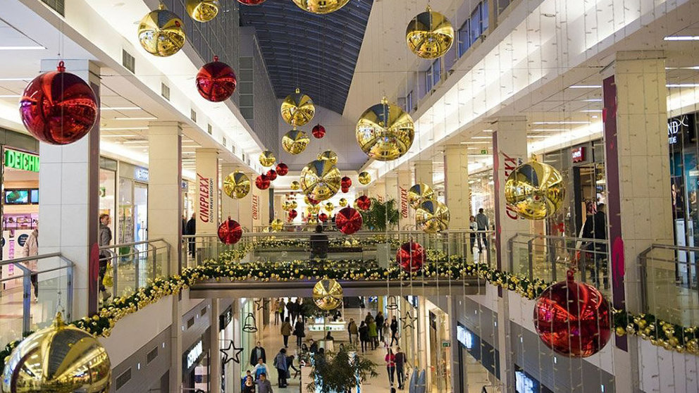 Un centro comercial, con gente realizando compras, decorado para Navidad ARCHIVO
