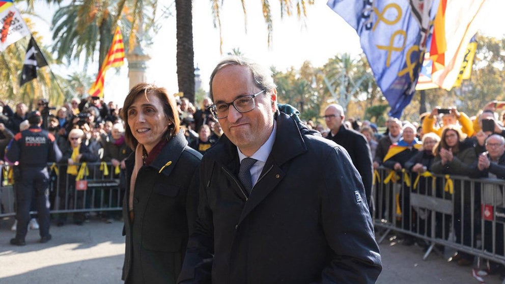 El presidente de la Generalitat, Quim Torra, sale de declarar del TSJC acompañado de su mujer. PAU VENTEO / EUROPA PRESS