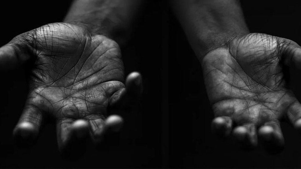 Imagen de archivo de una persona negra mostrando sus manos ARCHIVO
